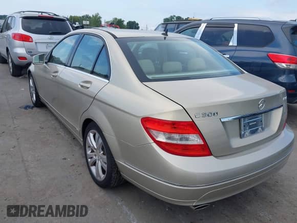 2010 Mercedes-Benz C 300 Sport с VIN WDDGF8BB2AF436136, выставлен на аукционе IAAI как лот 43057764 с пробегом 85 539 миль миль и . История ставок и продаж доступна на DreamBid. Изображение 3.