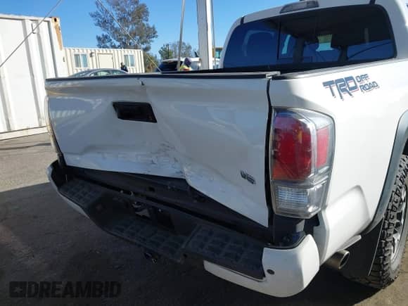 2021 Toyota Tacoma SR5 z VIN 3TMAZ5CN7MM144212, wystawiony jako IAAI lot #41707150 z przebiegiem 75 113 mil mil oraz . Historia ofert i sprzedaży dostępna na DreamBid. Obrazek 6.