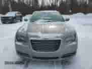 2012 Chrysler 300 S z VIN 2C3CCABG6CH258662, wystawiony jako Copart lot #88776385 z przebiegiem 254 449 mil mil oraz Czysty tytuł • Clean title. Historia ofert i sprzedaży dostępna na DreamBid. Obrazek 5.