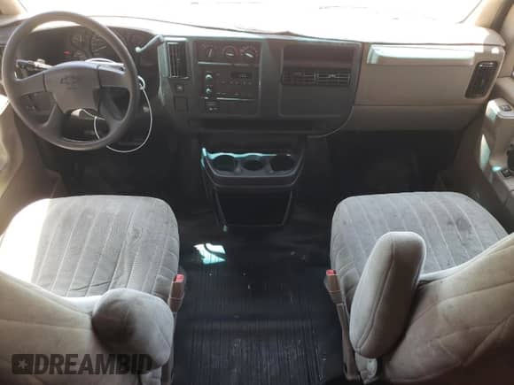 2004 Chevrolet Express Cargo с VIN 1GCGG25V341169892, выставлен на аукционе Copart как лот 62030405 с пробегом 207 934 миль миль и Списание • Salvage title. История ставок и продаж доступна на DreamBid. Изображение 8.