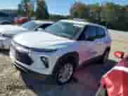 2025 Chevrolet TrailBlazer LS z VIN KL79MNSL2SB122847, wystawiony jako Copart lot #69067975 z przebiegiem 4 036 mil mil oraz Szkoda całkowita • Salvage title. Historia ofert i sprzedaży dostępna na DreamBid. Obrazek 1.