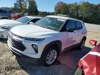 2025 Chevrolet TrailBlazer LS z VIN KL79MNSL2SB122847, wystawiony jako Copart lot #69067975 z przebiegiem 4 036 mil mil oraz Szkoda całkowita • Salvage title. Historia ofert i sprzedaży dostępna na DreamBid. Obrazek 1.