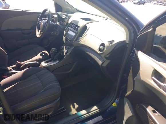 2015 Chevrolet Sonic LT с VIN 1G1JC5SB5F4177676, выставлен на аукционе IAAI как лот 42230662 с пробегом 155 884 миль миль и . История ставок и продаж доступна на DreamBid. Изображение 5.