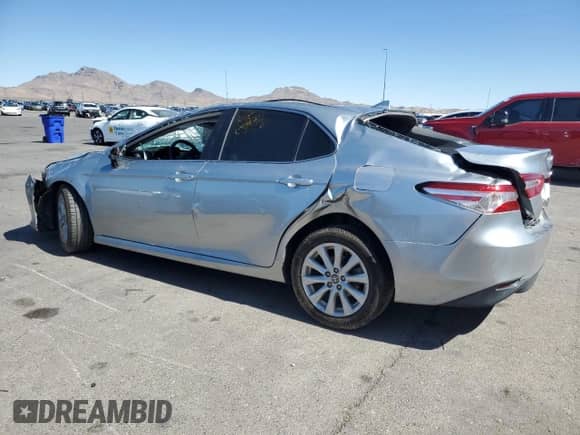 2020 Toyota Camry LE z VIN 4T1C11AK9LU979252, wystawiony jako Copart lot #82116635 z przebiegiem 69 969 mil mil oraz Szkoda całkowita • Salvage title. Historia ofert i sprzedaży dostępna na DreamBid. Obrazek 2.