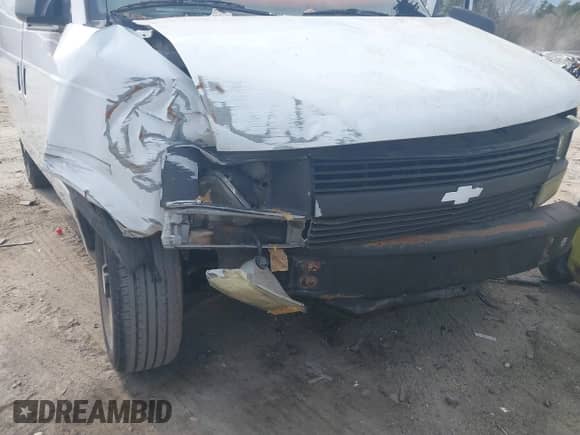 2005 Chevrolet Astro Cargo z VIN 1GCDM19XX5B131640, wystawiony jako IAAI lot #41722710 z przebiegiem 318 815 mil mil oraz . Historia ofert i sprzedaży dostępna na DreamBid. Obrazek 6.