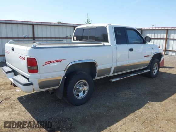 1998 Dodge 1500 z VIN 1B7HF13Z6WJ104111, wystawiony jako IAAI lot #42509757 z przebiegiem 252 472 mil mil oraz . Historia ofert i sprzedaży dostępna na DreamBid. Obrazek 4.