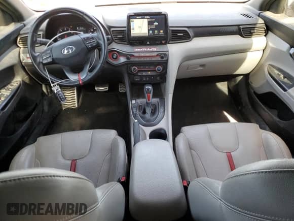 2019 Hyundai Veloster Turbo R-Spec z VIN KMHTH6AB3KU019366, wystawiony jako Copart lot #57857645 z przebiegiem 118 591 mil mil oraz Czysty tytuł • Clean title. Historia ofert i sprzedaży dostępna na DreamBid. Obrazek 8.