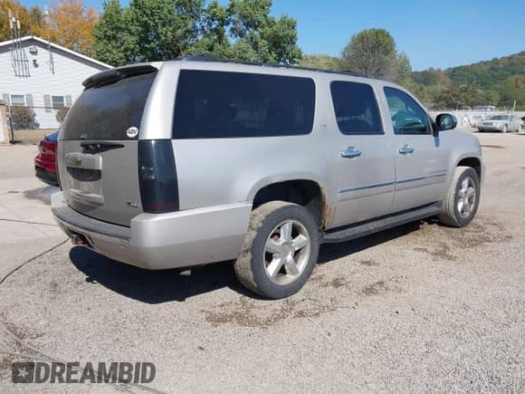 2009 Chevrolet Suburban LTZ z VIN 1GNFK363X9R189568, wystawiony jako IAAI lot #43251361 z przebiegiem 214 783 mil mil oraz . Historia ofert i sprzedaży dostępna na DreamBid. Obrazek 4.