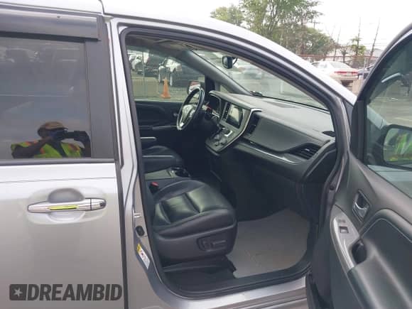2017 Toyota Sienna SE z VIN 5TDXZ3DC5HS777793, wystawiony jako IAAI lot #42875681 z przebiegiem 142 707 mil mil oraz . Historia ofert i sprzedaży dostępna na DreamBid. Obrazek 5.