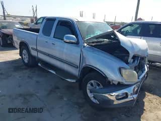 2000 Toyota Tundra SR5 with VIN 5TBRN3413YS105579, listed as a IAAI auction lot 43343292 with 153,974 mi miles and . Bid and sale history available at DreamBid. Image 1.