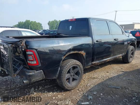 2013 Ram 1500 Express z VIN 1C6RR7KT9DS671178, wystawiony jako IAAI lot #42743940 z przebiegiem 201 702 mil mil oraz . Historia ofert i sprzedaży dostępna na DreamBid. Obrazek 4.