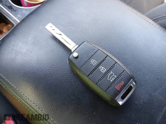 2020 Kia Sorento LX with VIN 5XYPG4A32LG642292, listed as a IAAI auction lot 42045386 with 255,984 mi miles and . Bid and sale history available at DreamBid. Image 11.