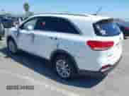 2017 Kia Sorento LX z VIN 5XYPG4A55HG312106, wystawiony jako IAAI lot #42653350 z przebiegiem 138 590 mil mil oraz . Historia ofert i sprzedaży dostępna na DreamBid. Obrazek 3.