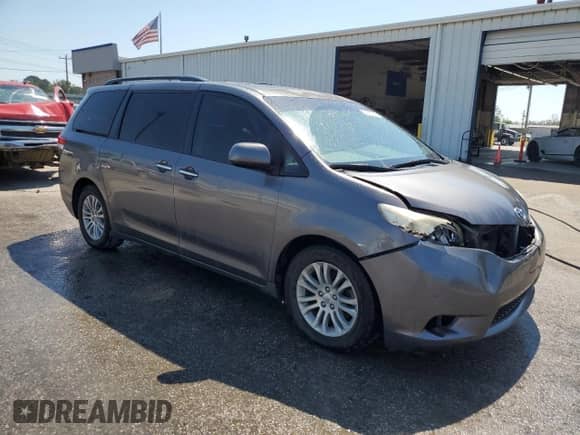 2011 Toyota Sienna XLE z VIN 5TDYK3DC2BS039420, wystawiony jako Copart lot #80865995 z przebiegiem 71 391 mil mil oraz Szkoda całkowita • Salvage title. Historia ofert i sprzedaży dostępna na DreamBid. Obrazek 4.