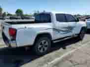 2018 Toyota Tacoma SR z VIN 5TFAX5GN8JX132267, wystawiony jako Copart lot #66044275 z przebiegiem 131 994 mil mil oraz Szkoda całkowita • Salvage title. Historia ofert i sprzedaży dostępna na DreamBid. Obrazek 3.