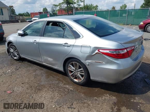 2015 Toyota Camry SE z VIN 4T1BF1FK7FU014318, wystawiony jako IAAI lot #42733836 z przebiegiem 153 303 mil mil oraz . Historia ofert i sprzedaży dostępna na DreamBid. Obrazek 3.