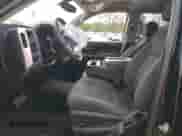 2017 GMC Sierra 1500 SLE z VIN 1GTR1MECXHZ338866, wystawiony jako Copart lot #77050163 z przebiegiem 51 798 mil mil oraz Czysty tytuł • Clean title. Historia ofert i sprzedaży dostępna na DreamBid. Obrazek 7.