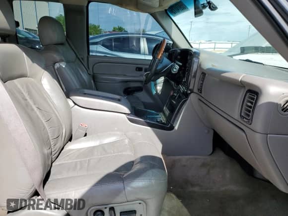 2005 GMC Sierra 1500 SLE с VIN 1GTEC19T05Z127284, выставлен на аукционе Copart как лот 55974775 с пробегом 179 744 миль миль и На запчасти • Non repairable. История ставок и продаж доступна на DreamBid. Изображение 7.