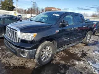 2013 Toyota Tundra Limited z VIN 5TFHY5F15DX281119, wystawiony jako Copart lot #45706275 z przebiegiem 67 517 mil mil oraz Szkoda całkowita • Salvage title. Historia ofert i sprzedaży dostępna na DreamBid. Obrazek 1.