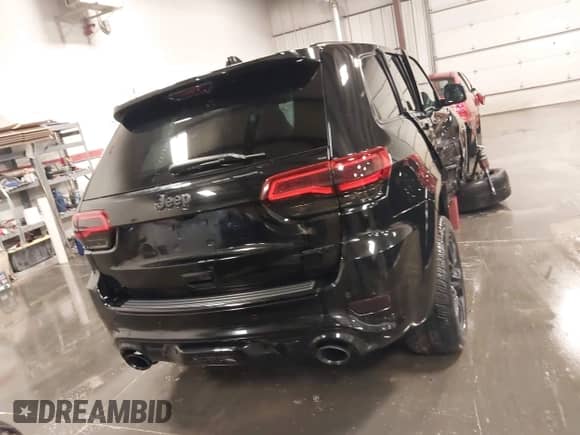 2017 Jeep Grand Cherokee SRT z VIN 1C4RJFDJ9HC739324, wystawiony jako IAAI lot #40898998 z przebiegiem 92 547 mil mil oraz . Historia ofert i sprzedaży dostępna na DreamBid. Obrazek 16.