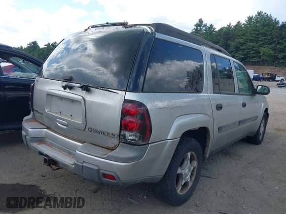 2004 Chevrolet TrailBlazer EXT LS z VIN 1GNET16SX46179296, wystawiony jako IAAI lot #42992136 z przebiegiem 279 185 mil mil oraz . Historia ofert i sprzedaży dostępna na DreamBid. Obrazek 4.