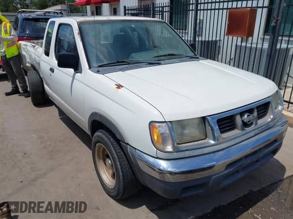 1998 Nissan Frontier XE z VIN 1N6DD26S3WC374939, wystawiony jako IAAI lot #42370706 z przebiegiem Nie podano mil oraz . Historia ofert i sprzedaży dostępna na DreamBid. Obrazek 1.
