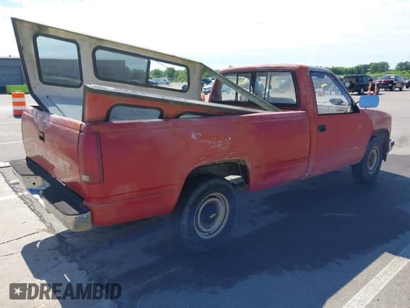 1988 Chevrolet Silverado 2500 z VIN 1GCFC24H6JZ151273, wystawiony jako IAAI lot #42625042 z przebiegiem 87 026 mil mil oraz . Historia ofert i sprzedaży dostępna na DreamBid. Obrazek 4.