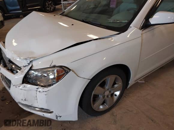 2012 Chevrolet Malibu 2LT z VIN 1G1ZD5E06CF141408, wystawiony jako IAAI lot #43165579 z przebiegiem 128 671 mil mil oraz . Historia ofert i sprzedaży dostępna na DreamBid. Obrazek 6.