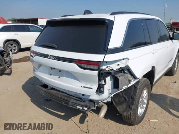 2022 Jeep Grand Cherokee Laredo z VIN 1C4RJHAG8N8597860, wystawiony jako IAAI lot #42033325 z przebiegiem 65 491 mil mil oraz . Historia ofert i sprzedaży dostępna na DreamBid. Obrazek 6.