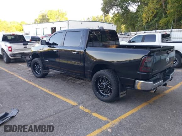 2019 Ram 1500 Big Horn z VIN 1C6SRFFT4KN526292, wystawiony jako IAAI lot #43121282 z przebiegiem 132 224 mil mil oraz . Historia ofert i sprzedaży dostępna na DreamBid. Obrazek 3.