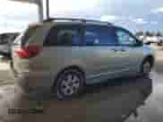 2004 Toyota Sienna XLE z VIN 5TDZA22C04S069460, wystawiony jako Copart lot #84008035 z przebiegiem 243 993 mil mil oraz Szkoda całkowita • Salvage title. Historia ofert i sprzedaży dostępna na DreamBid. Obrazek 3.