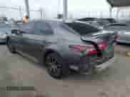 2021 Toyota Camry SE Nightshade z VIN 4T1G11AK8MU536707, wystawiony jako IAAI lot #43329430 z przebiegiem 61 408 mil mil oraz . Historia ofert i sprzedaży dostępna na DreamBid. Obrazek 3.