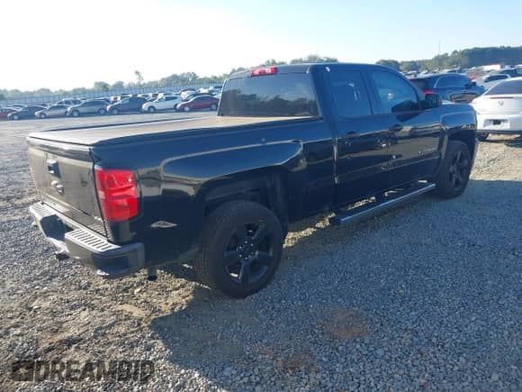 2017 Chevrolet Silverado 1500 Work Truck z VIN 1GCRCNEC9HZ232909, wystawiony jako IAAI lot #43285993 z przebiegiem 183 858 mil mil oraz . Historia ofert i sprzedaży dostępna na DreamBid. Obrazek 4.