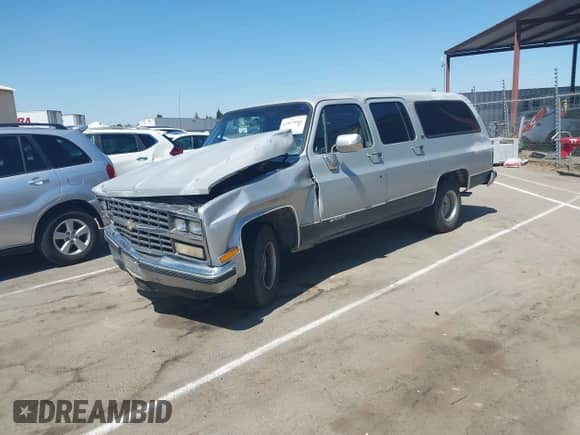 1990 Chevrolet Suburban с VIN 1GNER16K8LF181223, выставлен на аукционе IAAI как лот 42815868 с пробегом 90 093 миль миль и . История ставок и продаж доступна на DreamBid. Изображение 17.
