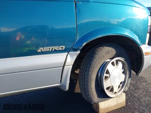 1997 Chevrolet Astro с VIN 1GNDM19W7VB216479, выставлен на аукционе IAAI как лот 41266015 с пробегом 277 411 миль миль и . История ставок и продаж доступна на DreamBid. Изображение 18.