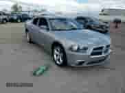 2013 Dodge Charger SXT Plus z VIN 2C3CDXHG2DH655875, wystawiony jako Copart lot #80498155 z przebiegiem 141 538 mil mil oraz Szkoda całkowita • Salvage title. Historia ofert i sprzedaży dostępna na DreamBid. Obrazek 13.