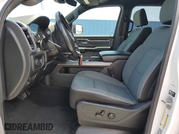 2021 Ram 1500 Big Horn z VIN 1C6RREFT8MN743548, wystawiony jako Copart lot #60967705 z przebiegiem 59 023 mil mil oraz Szkoda całkowita • Salvage title. Historia ofert i sprzedaży dostępna na DreamBid. Obrazek 7.