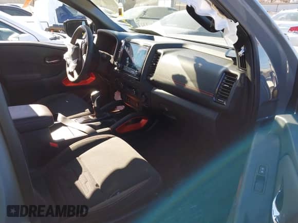 2023 Nissan Frontier SV z VIN 1N6ED1EKXPN667145, wystawiony jako IAAI lot #41408283 z przebiegiem 24 639 mil mil oraz . Historia ofert i sprzedaży dostępna na DreamBid. Obrazek 5.