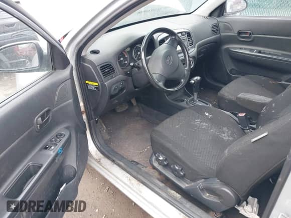 2008 Hyundai Accent SE z VIN KMHCN36C08U081888, wystawiony jako IAAI lot #43517497 z przebiegiem 201 528 mil mil oraz . Historia ofert i sprzedaży dostępna na DreamBid. Obrazek 5.