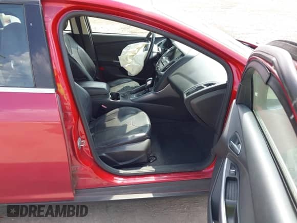 2012 Ford Focus Titanium z VIN 1FAHP3J26CL271511, wystawiony jako IAAI lot #42970461 z przebiegiem 151 638 mil mil oraz . Historia ofert i sprzedaży dostępna na DreamBid. Obrazek 5.