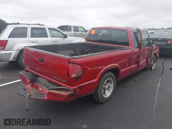 2000 Chevrolet S-10 LS with VIN 1GCCS1941Y8133124, listed as a IAAI auction lot 42949676 with Not provided miles and . Bid and sale history available at DreamBid. Image 4.
