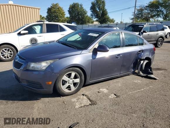 2014 Chevrolet Cruze 1LT z VIN 1G1PC5SB8E7337539, wystawiony jako Copart lot #82408735 z przebiegiem 124 655 mil mil oraz Szkoda całkowita • Salvage title. Historia ofert i sprzedaży dostępna na DreamBid. Obrazek 1.