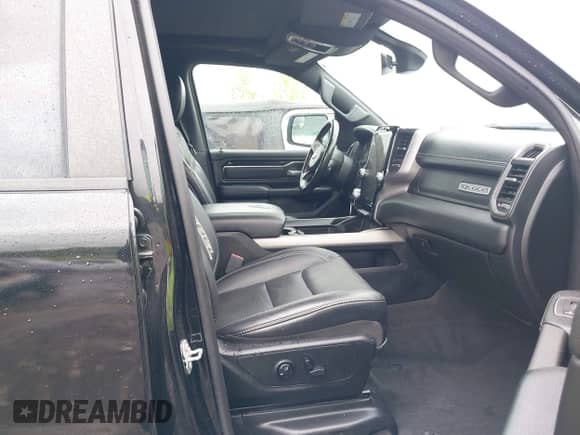 2020 Ram 1500 Rebel z VIN 1C6SRFLTXLN299096, wystawiony jako IAAI lot #42149383 z przebiegiem 60 050 mil mil oraz . Historia ofert i sprzedaży dostępna na DreamBid. Obrazek 5.