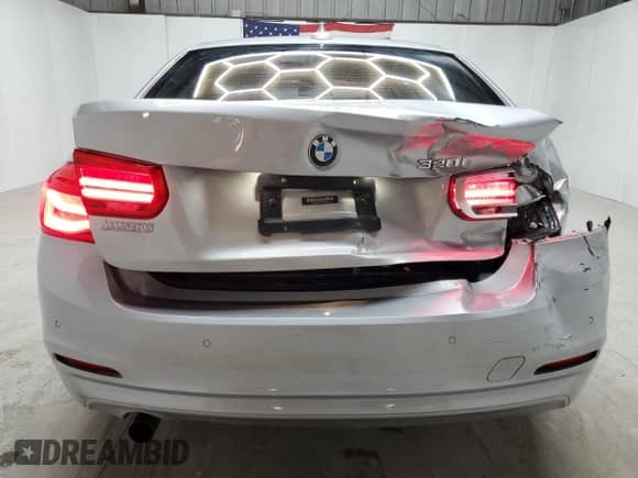 2018 BMW 3 Series 320i z VIN WBA8A9C57JK623002, wystawiony jako Copart lot #91048195 z przebiegiem 70 926 mil mil oraz Szkoda całkowita • Salvage title. Historia ofert i sprzedaży dostępna na DreamBid. Obrazek 6.