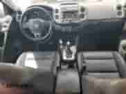 2013 Volkswagen Tiguan SE z VIN WVGAV3AX3DW612758, wystawiony jako Copart lot #53255775 z przebiegiem 121 681 mil mil oraz Czysty tytuł • Clean title. Historia ofert i sprzedaży dostępna na DreamBid. Obrazek 8.