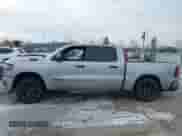 2025 Ram 1500 Lone Star z VIN 1C6RRFFG1SN537641, wystawiony jako IAAI lot #41563794 z przebiegiem 11 488 mil mil oraz . Historia ofert i sprzedaży dostępna na DreamBid. Obrazek 15.
