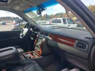 2010 Chevrolet Suburban LTZ z VIN 1GNUKKE32AR177132, wystawiony jako IAAI lot #43494292 z przebiegiem 167 342 mil mil oraz . Historia ofert i sprzedaży dostępna na DreamBid. Obrazek 5.