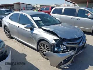 2021 Toyota Camry SE with VIN 4T1G11AK5MU553528, listed as a IAAI auction lot 43149976 with 32,727 mi miles and . Bid and sale history available at DreamBid. Image 1.