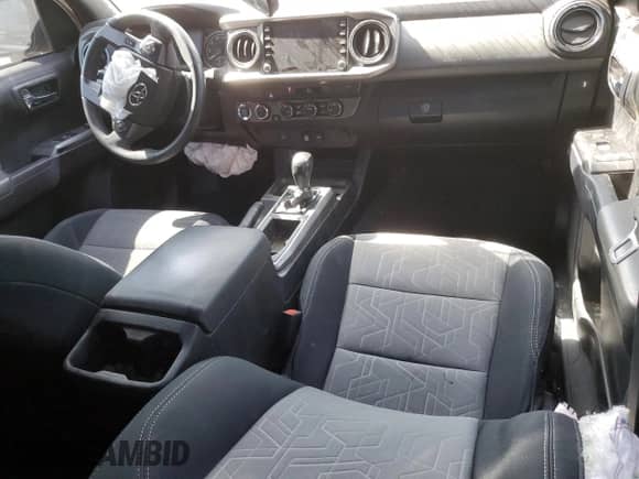 2022 Toyota Tacoma SR5 z VIN 3TMDZ5BN9NM133972, wystawiony jako Copart lot #50102025 z przebiegiem 12 598 mil mil oraz Szkoda całkowita • Salvage title. Historia ofert i sprzedaży dostępna na DreamBid. Obrazek 8.