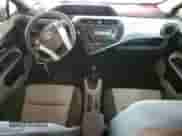 2012 Toyota Prius One z VIN JTDKDTB3XC1008921, wystawiony jako Copart lot #82726485 z przebiegiem Nie podano mil oraz Szkoda całkowita • Salvage title. Historia ofert i sprzedaży dostępna na DreamBid. Obrazek 8.